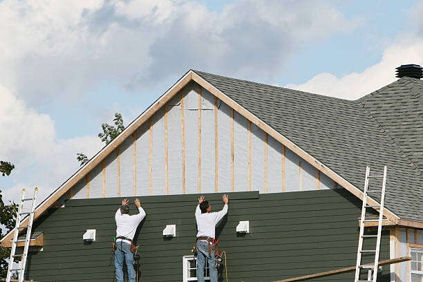 Professional Siding Contractor technician working in Rome, IL